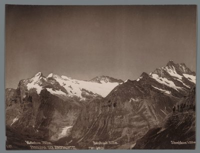 Utsikt over Wetterhorn, Berglistock og Schreckhorn i Bernalpene Panorama av Jungfraukette (serietittel på objekt) av Arthur Gabler