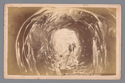 Folk i en hule på Grindelwaldbreen i Sveits Grindelwald. Cave of the Glacier (tittel på objekt) av Arthur Gabler