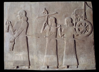 Art Mesopotamia (Assyria): hoffet til palasset til kongen av Assyria Sargon II (721 - 705 f.Kr.) tjenere som bar situlene og kongens vogn. Paris, Musée du Louvre av Assyrian