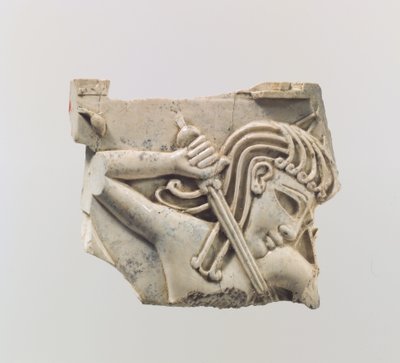 Cloisonné-møbelplakett med en figur som holder et sverd, ca. 9.–8. århundre f.Kr. (elfenben) av Assyrian