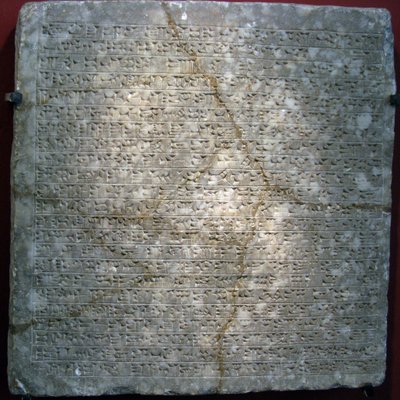 Alabastplate gravert med kileskrift, fra festningen Sargon II (eller Sharroukin, konge av Assyria fra 722 til 705 f.Kr.) ved Dur Sharrukin (nå Khorsabad, Irak). Assyrisk kunst, antikken, 800-tallet f.Kr. State Eremitage, St. Peter av Assyrian