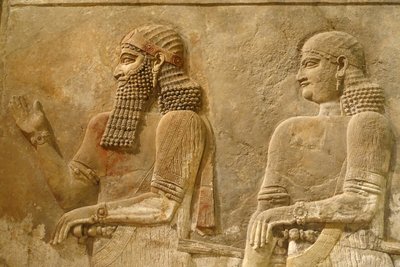 Detalj av Sargon II og vakt, relieff fra kong Sargons palass i Khorsabad, ca. 716-713 f.Kr. av Assyrian