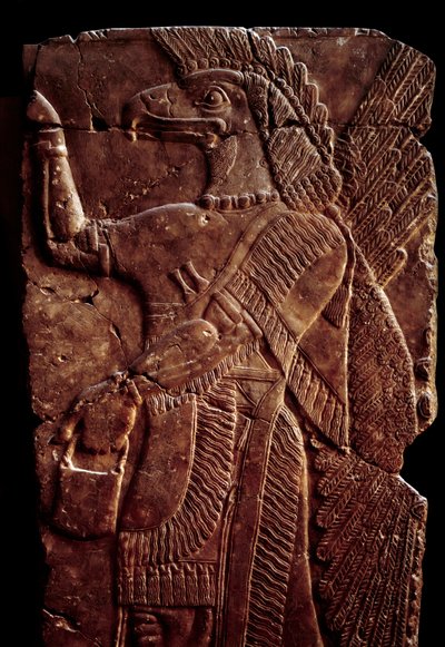 Orientalske antikviteter: detalj av et albasterrelieff som representerer en Genie-beskyttende vinge med en mannskropp og ørnehode, fra Palace of Sargon II eller Sharroukin, kongen av Assyria til Dur-Sharrukin (dagens Khorsabad (Khunsabad) (Mesopotamia), Ir av Assyrian