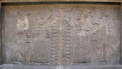 Relieff med to figurer av Ashurnasirpal, bevingede mytologiske vesener og guden Ashur, foran Livets tre, 885-860 f.Kr. av Assyrian