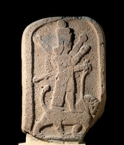 Stele som representerer gudinnen Ishtar av Arbeles som holder en løve. Basaltrelieff fra den ny-assyriske perioden (1000-612 f.Kr.) 8. århundre f.Kr. Paris, Louvre-museet av Assyrian
