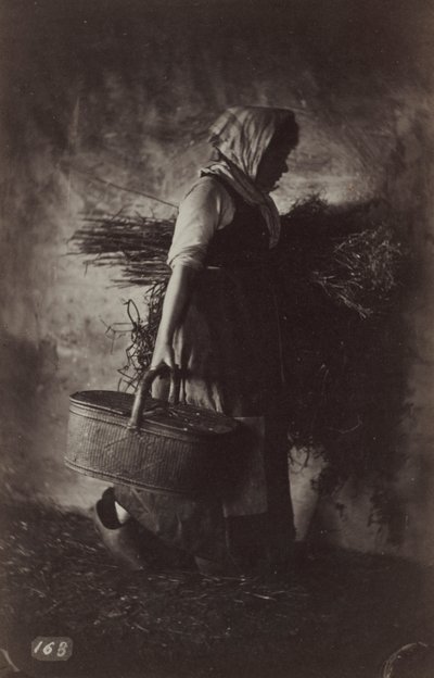 Kvinnelig bonde som bærer en kurv og høy, ca. 1870. av Auguste Giraudon