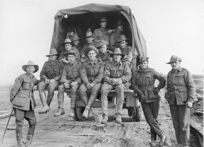 En lastebil med australske artilleriforsterkninger fortsetter langs veien for å slutte seg til batteriene til det 5. australske divisjonsartilleriet, engasjert i kampen om Hindenburg-linjeforsvaret, av Australian Photographer
