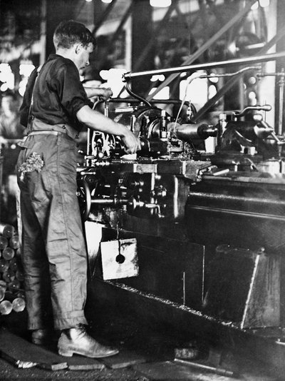 En håndverker som lager skallhylser ved en Walsh Island-fabrikk, Newcastle, New South Wales, ca. 1916 av Australian Photographer