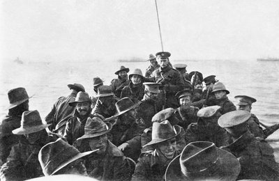 En utsikt som ser akterut av livbåt som frakter uidentifiserte menn fra Australian 1st Divisional Signal Company, mens de slepes mot Anzac Cove kl. 06.00 på landingsdagen, 25. april 1915 (bw phot av Australian Photographer