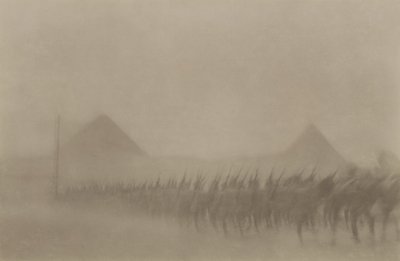Australsk infanteri marsjerte under en støvstorm, som i Egypt er kjent som en Khamseen, 1915 av Australian Photographer
