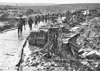 Australske tropper passerer langs sporet som fører til Idiot Corner, ved Westhoek Ridge, i Ypres-sektoren, 28. oktober 1917 av Australian Photographer