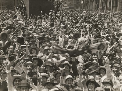 Folkemengde i Martin Place, Sydney, feirer nyheten om signeringen av våpenhvilen, 11. november 1918 av Australian Photographer
