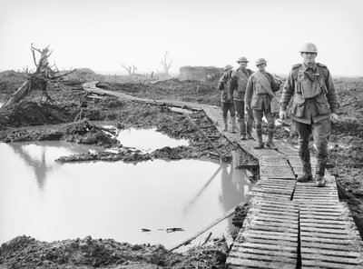 Fire australske soldater som går langs duckboard-sporet ved Tokio, nær Zonnebeke, i Ypres-sektoren, over en del av landet tatt til fange av australierne i kampene i det tredje slaget av Australian Photographer