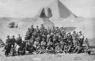 Uformelt gruppeportrett av en australsk infanterisignalskole foran sfinxen og pyramiden. Signalutstyr er i forgrunnen, ca. 1915 av Australian Photographer
