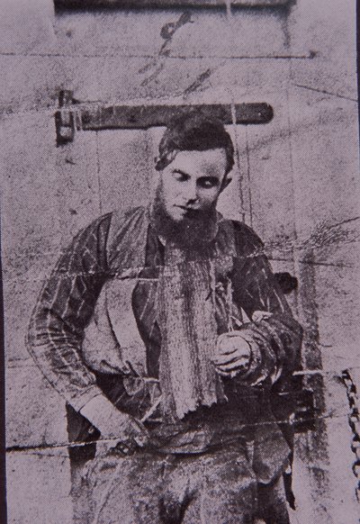 Kelly Gang-medlem Joe Byrne satt opp etter døden, 29. juni 1880 (s/hvitt-bilde) av Australian Photographer