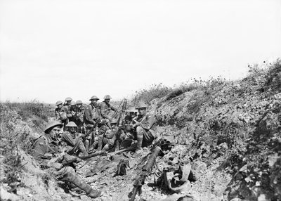 Løytnant A. V. Sedgwick MC og noen av hans parti fra 24. bataljon, i påvente av løftet av artillerisperringen på Mont St Quentin, fotografert noen minutter før de rykket ut av skyttergraven av Australian Photographer