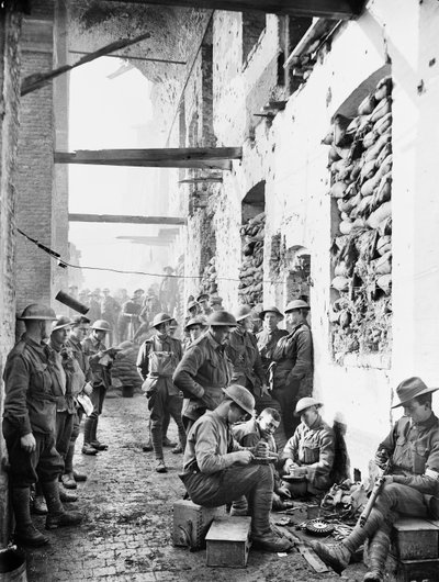 Medlemmer av den andre australske infanteribataljonen utenfor deres billett i kavalerikasernen i Ypres, 1. november 1917 av Australian Photographer