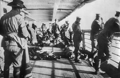Menn fra 3. bataljon slapper av på dekket til transport SS Derfflinger like før reveille om morgenen før landingen ved Anzac Cove, 24. april 1915 av Australian Photographer