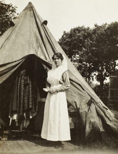 Søster Ada Smith fra 2nd Australian Casualty Clearing Station nær Steenwerck, Trois Arbres, Frankrike, 1916 av Australian Photographer