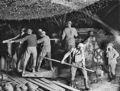 The 2nd Australian Siege Battery (55th Australian Siege Artillery Battery) arbeider på en 9,2 tommers Howitzer i gassmaskene deres under et angrep ved Voormezeele, 15. september 1917 av Australian Photographer