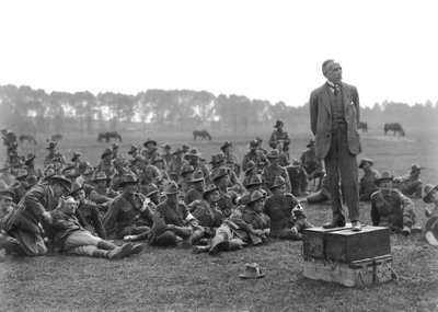 Høyre ærede William Morris (Billy) Hughes, stående på en plattform sammensatt av fire ammunisjonsbokser, henvender seg til en samling av den 5. australske feltambulansen, nær La Motte, omtrent ett kilo av Australian Photographer