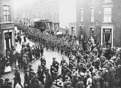 Den siste kvoten til 1st Division Artillery, AIF, forlater byen for å trekke seg inn i Charleroi for å begynne reisen hjem, Chatelineau, Belgia, 26. november 1919 av Australian Photographer