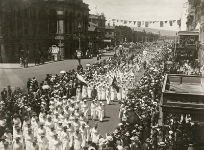 Kvinner som holder en fredsdagsmarsj langs King William Street, Adelaide, Sør-Australia, november 1918 av Australian Photographer