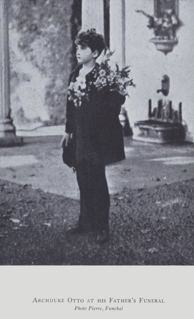 Erkehertug Otto av Østerrike ved farens begravelse i 1922 (s/hv-bilde) av Austrian Photographer