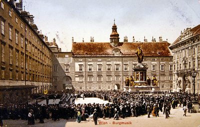 Band som spiller på gårdsplassen til det keiserlige slottet i Wien, ca. 1905 (farge litho) av Austrian School