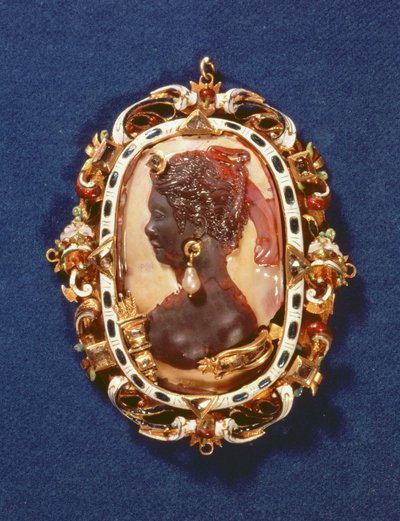 Cameo som bærer profilhodet til gudinnen Diana, med en dråpeperleørering, den forgylte rammen dekorert med halvedelstener og hvit og blå emalje av Austrian School