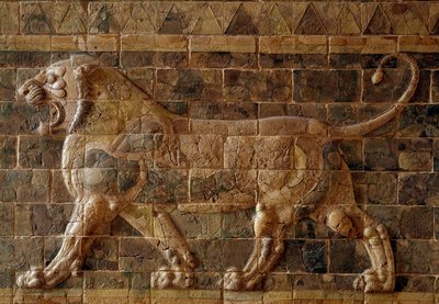 The Processional Way of Babylon erigee under styre av Nebukadnesar II (605-562 f.Kr.): detalj av Ishtar-porten som viser en mosaisk løve av murstein. Babylon, Irak. Paris. Museet Louvre av Babylonian