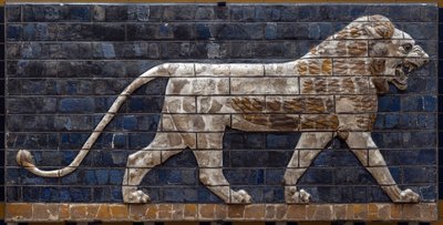 The Processional Way of Babylon erigee under styre av Nebukadnesar II (605-562 f.Kr.): detalj av Ishtar-porten som viser en mosaisk løve av murstein. Babylon - arkeologisk museum Istanbul av Babylonian