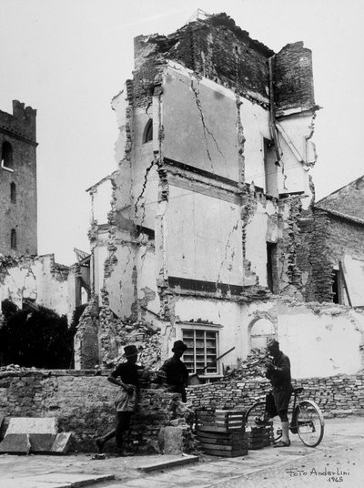 Bombardementene til Sermide. Tre personer foran en gruppe bombarderte hus av Baccarini and Porta