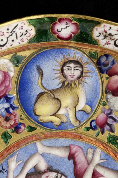 Skål med lokk, tallerken og skje med astrologisk dekorasjon, tidlig 1800-tall av Baqir
