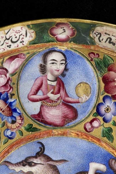 Skål med lokk, tallerken og skje med astrologisk dekorasjon, tidlig 1800-tall av Baqir