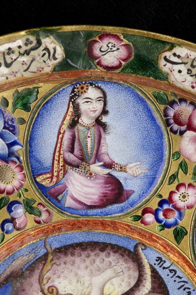 Skål med lokk, tallerken og skje med astrologisk dekorasjon, tidlig på 1800-tallet (emalje og gull) av Baqir Baqir