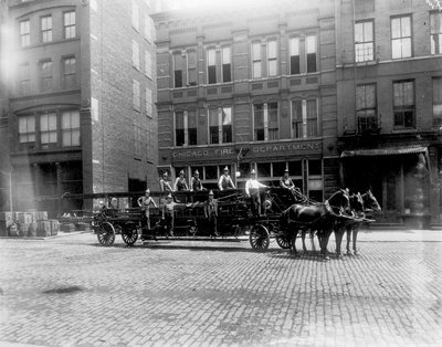 Chicago Fire Department Engine House No. 40, Chicago, Illinois, USA, ca. 1905 (s/hvitt-bilde) av Barnes and Crosby