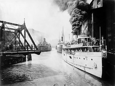 Passasjerbåter i Chicago River, Chicago, Illinois, USA, ca. 1905 (s/hvitt-bilde) av Barnes and Crosby