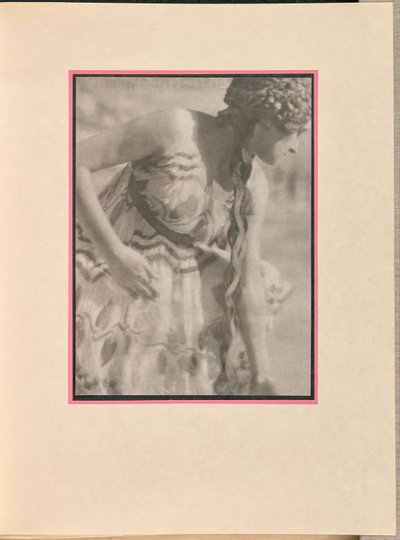 [Kvinnelig danser som en nymfe, bukker] av Baron Adolf De Meyer