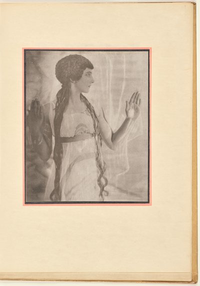 [Kvinnelig danser som en nymfe, med hevede armer] av Baron Adolf De Meyer