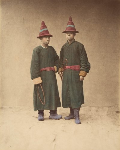 [To kinesiske menn i matchende tradisjonell kjole], 1870-tallet. av Baron Raimund von Stillfried