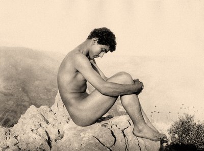 Studie av en naken mann på en stein, Taormina, Sicilia, ca. 1900 (sepia-bilde) av Baron Wilhelm von Gloeden