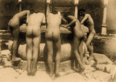 Studie av fem gutter som ser ned en brønn, Sicilia, C.1900 (sepia-bilde) av Baron Wilhelm von Gloeden