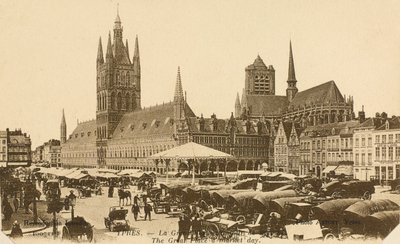 The Grand Place på markedsdagen, Ypres, Belgia av Belgian Photographer