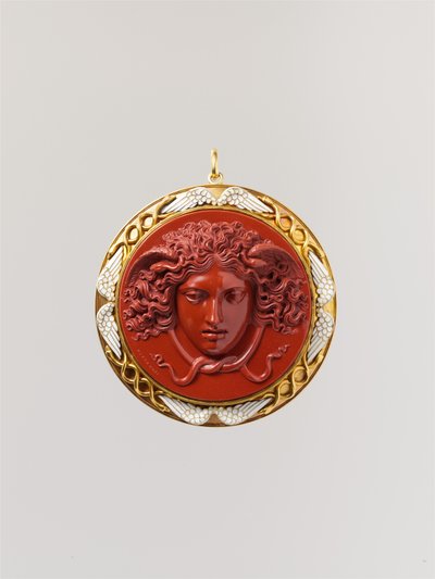 Head of Medusa (rød jaspis montert i gull med hvit emalje) av Benedetto Pistrucci