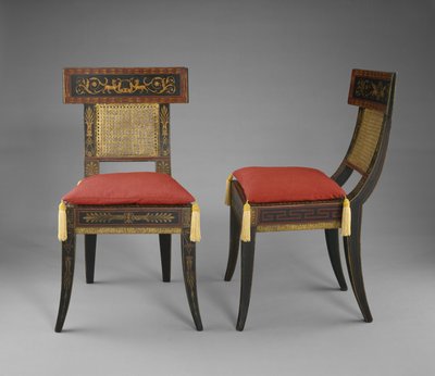 Et par sidestoler, ca. 1808 (gessoed, malt og forgylt gul poppel, eik, lønn og østlig hvit furu med stokk) av Benjamin Henry Latrobe