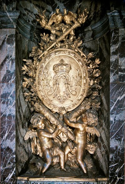 Skulptur på landgangen til Escalier de la Reine som symbolsk feirer ekteskapet til Louis XIV og Marie-Therese fra Østerrike av Benoit or Massou Masson