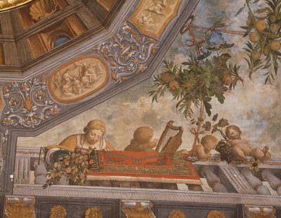 Dam, musiker og amorister på balkongen, detalj fra takfreskomaleri, av Garofalo (1481-1559), Skattkammer, Ludovico il Moro-palasset eller Costabili-palasset, Ferrara, Italia av Benvenuto Tisi da Garofalo