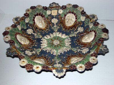 Rett med groteske ansikter (fajanse) av Bernard Palissy