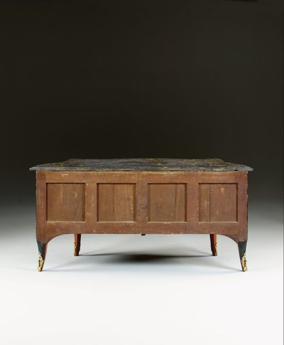 Louis XV-kommode, ca. 1740 (ormolu-montert kinesisk svart, polykrom og forgylt lakk, serpentin, marmor og vernis) av Bernard van Risamburgh